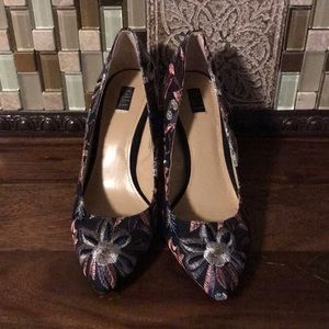 G.I.L.I Black pump with embroidered flowers